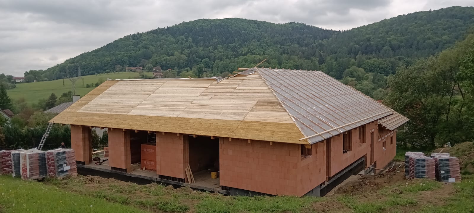 Tesařská realizace 2 – dokončená střešní konstrukce
